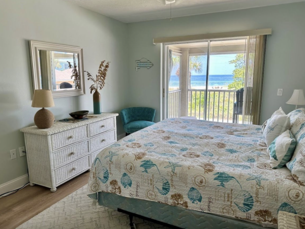 Holmes Beach Vacation end Unit Rental with Gulf View